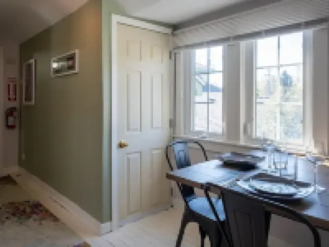 Freshwater Flat, Downtown Douglas - Apart in Downtown right off Center Street. Hotels in Douglas