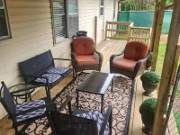 Charming 3-bedroom house with 65in smart tv, Wifi, and central heat/air in town! Hotels in Izard County