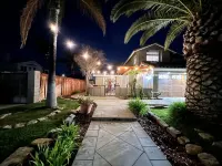 Centrally located beach-house themed resort style home with pool and hot tub University of Phoenix附近的飯店