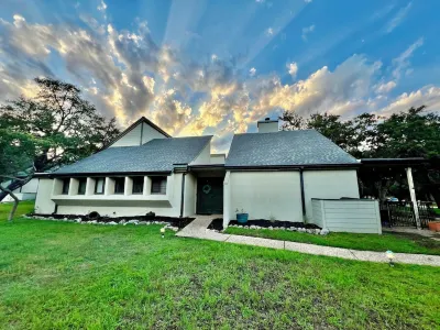 Roomy 3bed/2bath by Lake Travis with community pool, pets welcome! 랜달스 주변 호텔