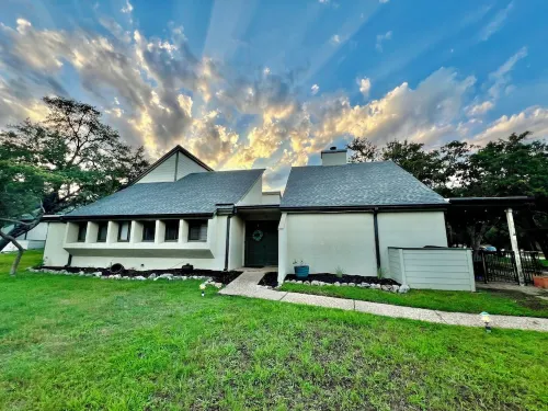 Roomy 3bed/2bath by Lake Travis with community pool, pets welcome!