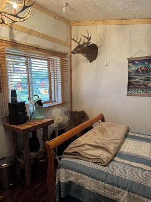 Cozy, Rustic, Country Cabin with Magnificent Views of the Bridger Mountains. Các khách sạn gần Signature Flight Support BZN - Yellowstone Jet Center at Bozeman Int'l Airport