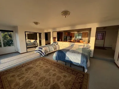 Terrific studio apartment in Ninilchik with stunning views. Hotels in 