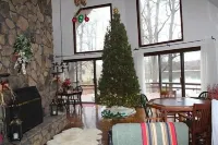 The Redbud Cottage--Beach & Quiet. Lake Sara Waterfront & Wood Fires.