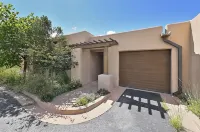 2 Bedroom, 2 Bathroom Luxury Townhome; 0.3 miles to Canyon Rd;  AC; Lovely Views - Bungalow