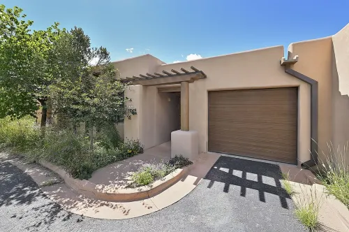 2 Bedroom, 2 Bathroom Luxury Townhome; 0.3 miles to Canyon Rd;  AC; Lovely Views