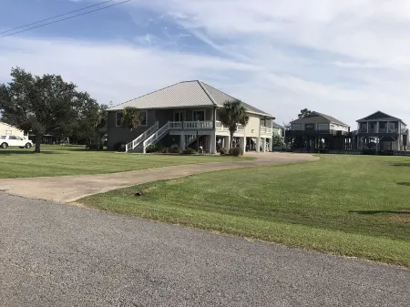 200 feet on the water with boat house!!! Отели в г. Хакберри