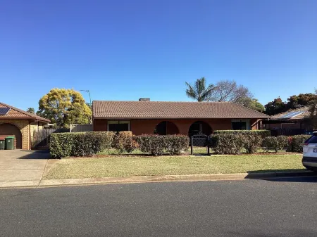 Pet friendly, 3 bedroom home, close to shops, attractions & medical specialists. Отели в г. Даббо