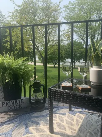 Lake Geneva Area Lakeside Retreat! Close to Golf, Shopping, Restaurants & More!