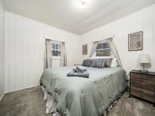 Cozy 2 Bedroom Cabin Right down the Road from TippyDam, Hiking, Crystal Mountain
