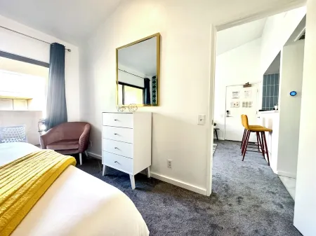 Sleek mid-century modern condo downtown Palm Springs Отели рядом с достопримечательностью «Муртен Ботаникал Гарден»