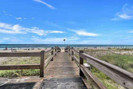 Cute/updated efficiency condo/Gulf front building/NO BALCONY OR VIEW/FREE CHAIRS