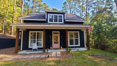 Charming Cottage with direct access to Lake Livingston! Hotels near San Jacinto County Old Jail