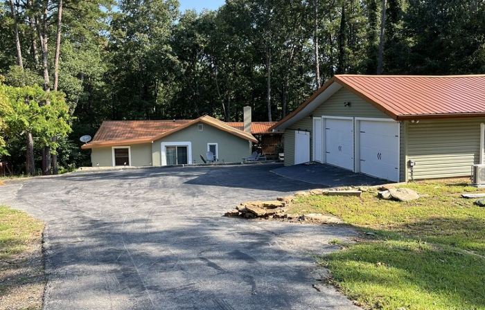 Lakeside Lodge for family fun with game room and covered deck! Fish & Swim!!!