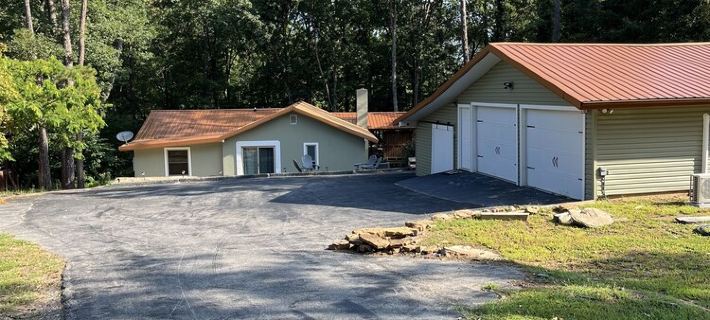 Lakeside Lodge for family fun with game room and covered deck! Fish & Swim!!! Hotels in Cleburne County