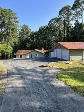 Lakeside Lodge for family fun with game room and covered deck! Fish & Swim!!!