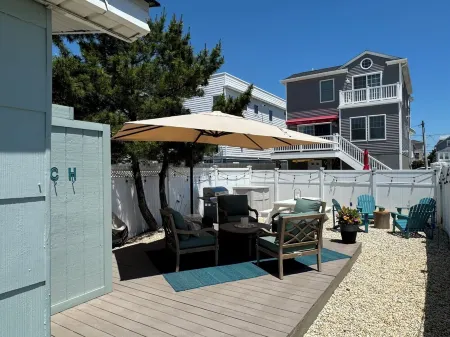 Single Family Home-Bay2BeachBeautiful Sunrise on the Beach & Sunsets on the Bay