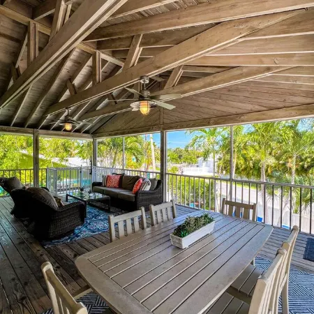 Coral Cove: Walk to the Beach! Heated pool! Prime North End!