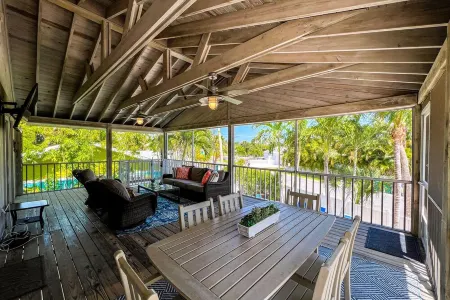 Coral Cove: Walk to the Beach! Heated pool! Prime North End!