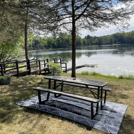 Tranquil 2 Bedroom Getaway on Private Lake