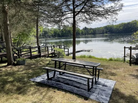 Tranquil 2 Bedroom Getaway on Private Lake