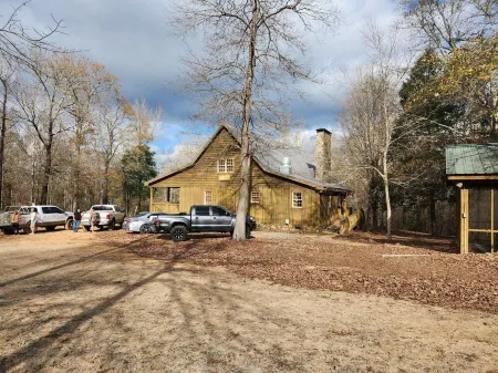 Lodge & cabin sleeps 21 - peaceful country setting 15 min to downtown Dublin GA