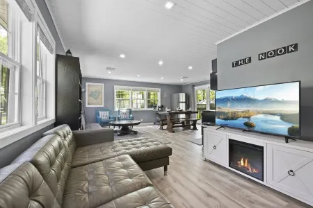 ❤️ Spacious Island Cottage at Indian Lake ❤️