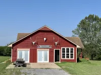 Lodge with fishing & guided hunts available! Minutes from Tulsa & Grand Lake!