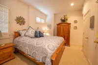 Lake Charlevoix/King/Queen/2 Bed/2 Bath Condo/Town/Beach/Pool