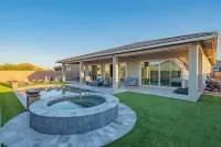 Luxury 3-bedroom Retreat with Gorgeous Heated Pool - Spring Training, Golf & PIR