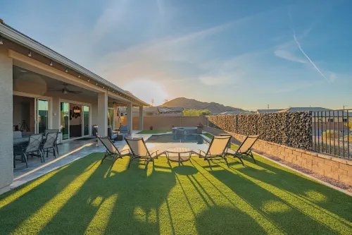 Luxury 3-bedroom Retreat with Gorgeous Heated Pool - Spring Training, Golf & PIR