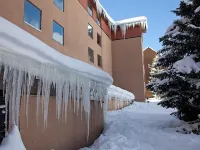 LUXURY STUDIO+BUNK ROOM, VIEWS, MINS TO LIFTS /SHOPS, ONSITE HOT TUB, GARAGE