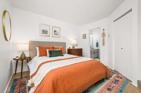 Hawks Nest Hideaway - 2 Bed 2 Bath - Screened In Deck Отели в г. Глен Арбор Тауншип