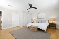 Paradise on Palmway 3/2 Cottage Walk to the Beach