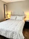 ✨Steps to the Beach ✨ Pet friendly cottage with a great view of the water!