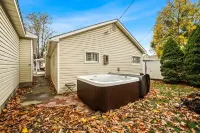Apres Ski and Bike Mission Adventuring Base //HOT TUB//