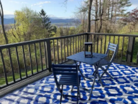 Hudson River View Suite-idyllic getaway with fireplace & private deck-75 min NYC