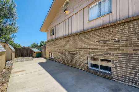 Cheerful 3 Bedroom Basement Apartment in Golden Отели рядом с достопримечательностью «Boettcher Mansion»