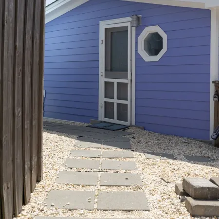 Nautical-themed Studio less than a block to sea, sun and fun!