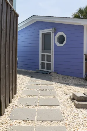 Nautical-themed Studio less than a block to sea, sun and fun!