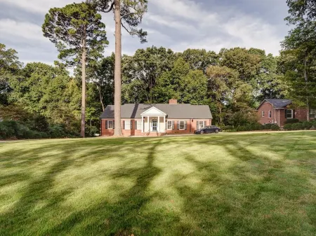 Min to NCSU Crabtree RDU North Hills PATIO Fire Pit LAWN Pets