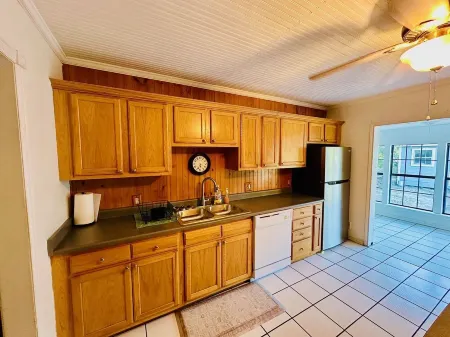 Spacious 2 Master Suites On Live Oak Street