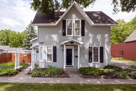 Our historic 140 year old home is a minutes walk to Downtown Flushing