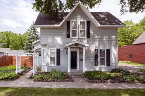 Our historic 140 year old home is a minutes walk to Downtown Flushing