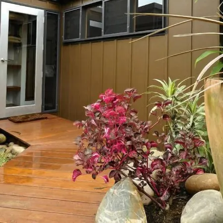 Perched on the bank of Broughton Mill Creek & only 500 meters from Berry centre