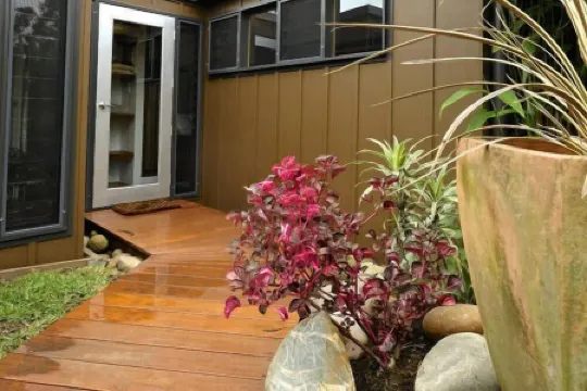 Perched on the bank of Broughton Mill Creek & only 500 meters from Berry centre