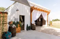 Farmhome on 80 acres, Fire Pit, Close to UCM, Whiteman AFB, Kansas City, Pets OK Hotels in Johnson County