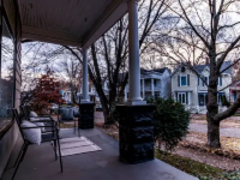 Something to talk about in Haynie's Corner! Walk anywhere, sleeps 6! 埃文斯維爾酒店