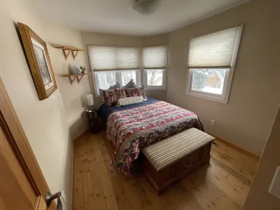 Cheerful 2 Bdrm / 1.5 Bath Pearl St. Condo Hotels near University of Colorado Boulder