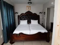 Upscale studio apartment newly remodeled Hotel dekat William Allen White Historic